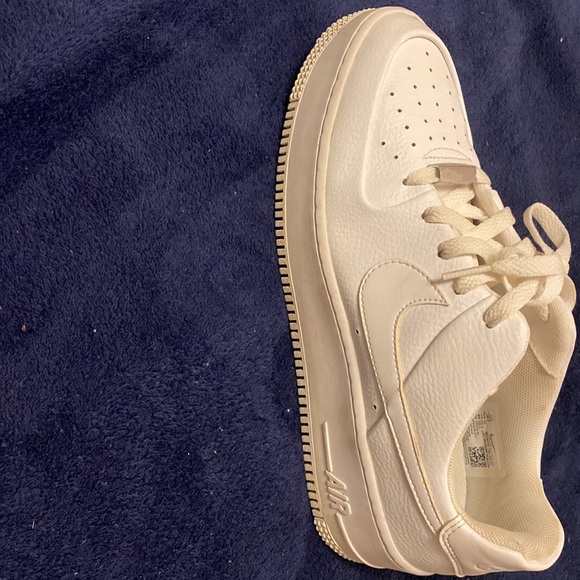 - Girls NIKE cheer shoes - Picture 4 of 10